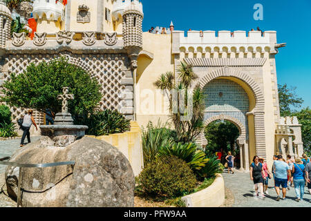 SINTRA, Portogallo - Agosto 21, 2017: turisti visitano Romanticist castello di Pena Palace situato nelle montagne di Sintra Foto Stock
