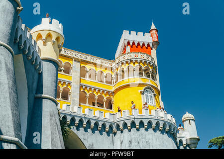 SINTRA, Portogallo - Agosto 21, 2017: turisti visitano Romanticist castello di Pena Palace situato nelle montagne di Sintra Foto Stock
