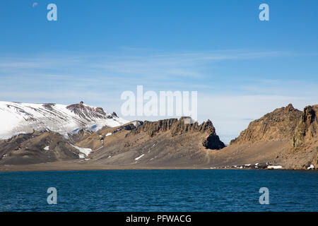 Un paesaggio antartico con ghiaccio bergs e l'oceano Islanda Foto Stock