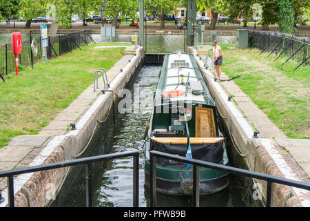 In barca sul fiume bloccare sul fiume Ouse bedford per via navigabile Foto Stock