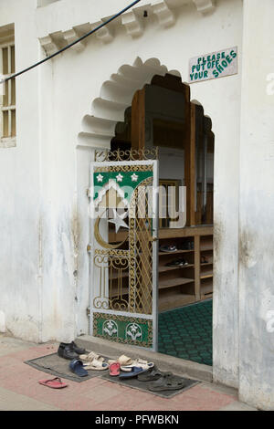 Entrata alla moschea Yul nel villaggio Turtuk, Shyok valley, Ladakh, Jammu e Kashmir India Foto Stock