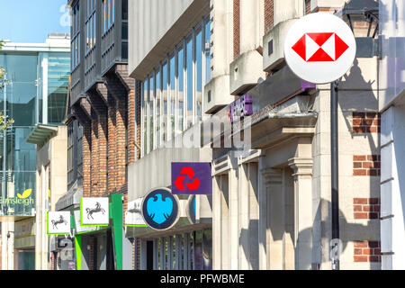 Fila di high street banche (Lloyds, Barclays, Nat West & HSBC), High Street, Staines-upon-Thames, Surrey, England, Regno Unito Foto Stock