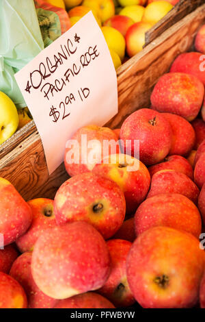Hood River, Oregon, Stati Uniti d'America. Pacifico organico Rose mele per la vendita ad una frutta stand. Foto Stock