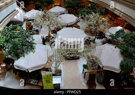 Disposizione dei tavoli con ombrelloni per francese elegante caffetteria ristorante nel centro commerciale di Bangkok in Thailandia Foto Stock