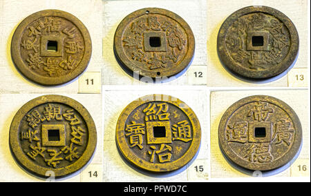 Oggetti da collezione antica moneta grande nel regno di Tu Duc re 1848 - 1883 periodo feudale in Vietnam. Foto Stock