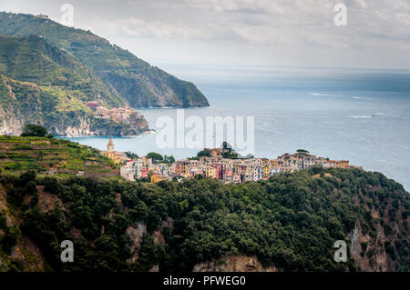Antenna vista panoramica di Corniglia villaggio di pescatori in cinque terre, il Parco Nazionale delle Cinque Terre, Liguria, Italia. Foto Stock