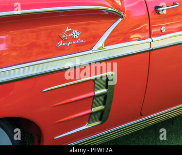 PLYMOUTH, MI/STATI UNITI D'America - 29 luglio 2018: UN 1958 Chevrolet Impala razzo-rivestimento motif sul display al Concours d'eleganza d'America car show. Foto Stock