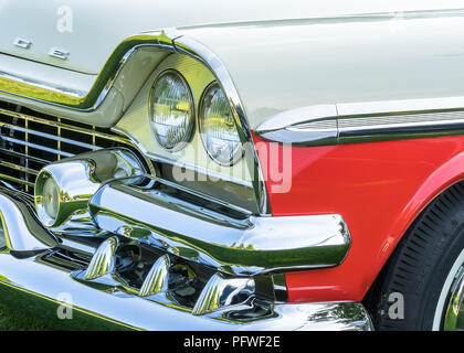 PLYMOUTH, MI/STATI UNITI D'America - 29 luglio 2018: un 1958 Dodge custom Royal Lancer faro sul display al Concours d'eleganza d'America car show. Foto Stock