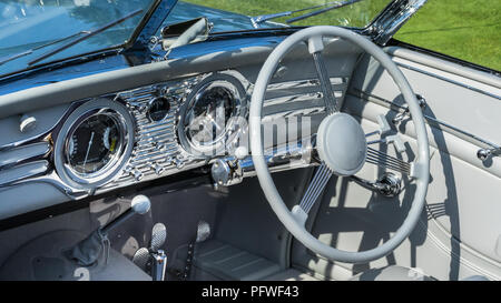 PLYMOUTH, MI/STATI UNITI D'America - 29 luglio 2018: UN 1937 Delahaye 145 cruscotto sul display al Concours d'eleganza d'America car show all'Inn at San Giovanni. Foto Stock