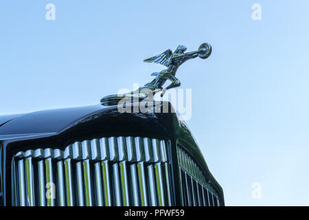 PLYMOUTH, MI/STATI UNITI D'America - 29 luglio 2018: UN 1936 Packard otto dea della velocità ornamento del cofano auto sul display al Concours d'eleganza d'America. Foto Stock