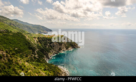Antenna vista panoramica di Corniglia villaggio di pescatori in cinque terre, il Parco Nazionale delle Cinque Terre, Liguria, Italia. Foto Stock