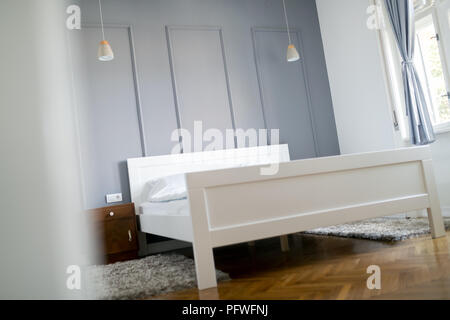 Immagine della camera da letto in tenui colori di luce e il letto confortevole Foto Stock