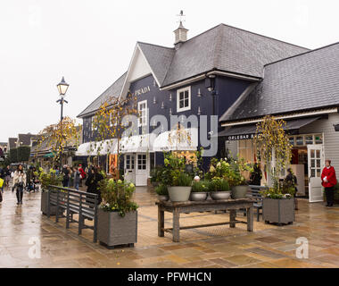 Una giornata di shopping al Bicester Village, Oxfordshire, Regno Unito Foto Stock