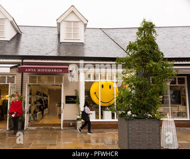 Una giornata di shopping al Bicester Village, Oxfordshire, Regno Unito Foto Stock