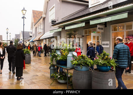 Molti amanti dello shopping, nonostante una giornata di shopping al Bicester Village, Oxfordshire, Regno Unito Foto Stock