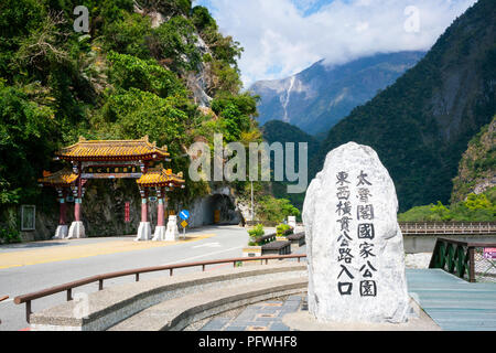 Scritto in pietra ingresso est di Taroko Gorge National Park e porta ad arco con le montagne sullo sfondo Foto Stock