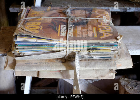 Bundle di vecchio polveroso lapja nok ladies rivista di moda dagli anni novanta a sinistra in un granaio Zala county Ungheria Foto Stock