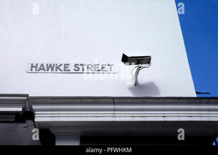 Telecamera TVCC montato su una parete in Portsmouth Inghilterra Regno Unito Foto Stock