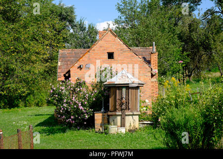 Acqua bene davanti alla cucina estiva dipendenza nel villaggio rurale house garden Zala county Ungheria Foto Stock