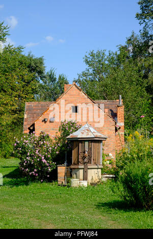 Acqua bene davanti alla cucina estiva dipendenza nel villaggio rurale house garden Zala county Ungheria Foto Stock