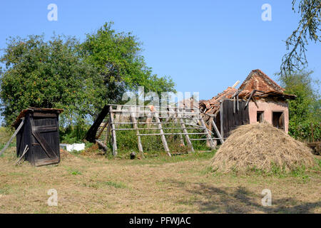 Rotto il canile collassato nel giardino di un villaggio rurale casa Zala county Ungheria Foto Stock