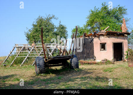 Rotto il canile collassato nel giardino di un villaggio rurale casa Zala county Ungheria Foto Stock