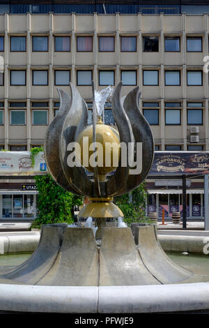 Fontana e fiori nel centro storico piazza di zalaegerszeg Zala county Ungheria Foto Stock