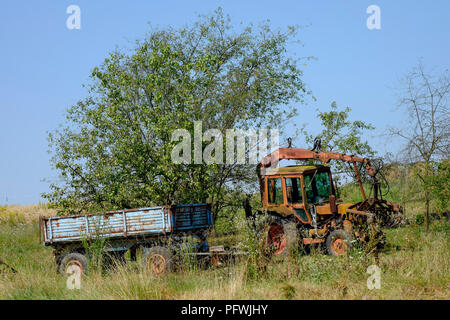 Il vecchio obsoleto arrugginimento macchinari agricoli abbandonati in un campo rurale Zala county Ungheria Foto Stock