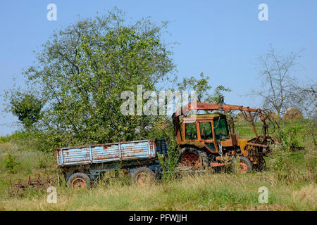 Il vecchio obsoleto arrugginimento macchinari agricoli abbandonati in un campo rurale Zala county Ungheria Foto Stock