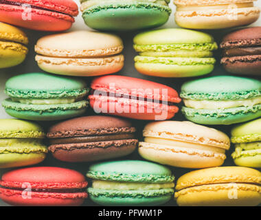 Francese colorati amaretti cookies impilati in righe Foto Stock