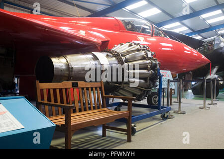 Hawker Hunter Mk 3 in aereo Merston Hall con panca in legno e motore Foto Stock