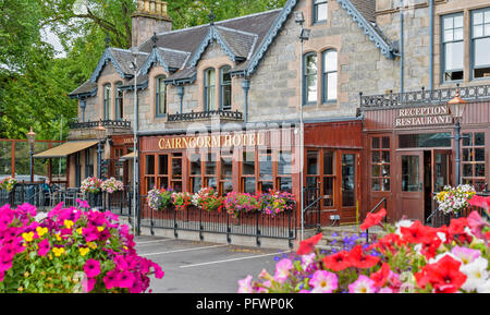 AVIEMORE Highlands della Scozia MAIN STREET CON IL CAIRNGORM HOTEL e spettacolari fioriture Foto Stock