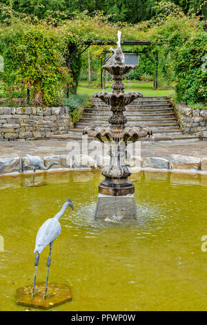 Il castello di BALLINDALLOCH SPEYSIDE SCOZIA Fontana e aironi in il giardino murato Foto Stock