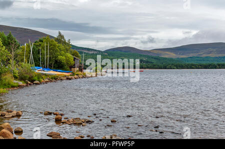 LOCH MORLICH vicino a Aviemore Scozia litorale con YACHT CLUB BUILDING Foto Stock