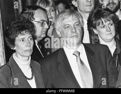 Chris Patten candidato conservatore per la circoscrizione di bagno sulle fasi di Guildhall dopo aver perso la sede nel 1992 elezione generale con la moglie alla lavanda (frame sinistro) Foto Stock