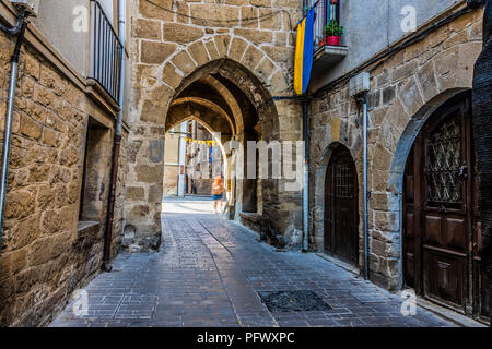 Passaggio con archi nel centro storico della città medievale di Olite. Navarra Spagna Foto Stock