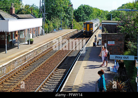 Un diesel multiple unit Treno in avvicinamento alla stazione ferroviaria di Acle, Norfolk, Inghilterra, Regno Unito, Europa. Foto Stock