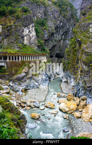 Vista fiume e in tunnel di Taroko Gorge National Park Hualien in Taiwan Foto Stock