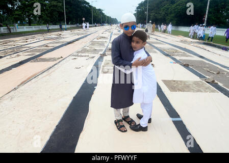 Kolkata, India. Il 22 agosto, 2018. Bambini musulmani salutarci dopo namaz speciale in rosso su strada in occasione di Eid al-Adha o Bakri-Eid. Musulmani indiani celebrare Eid-al-Adha o Eid Bakri insieme con le altre parti del mondo. I musulmani di tutto il mondo celebrano l'Eid al-Adha con una speciale preghiera e segnato dal sacrificio di animali. Credito: Saikat Paolo/Pacific Press/Alamy Live News Foto Stock