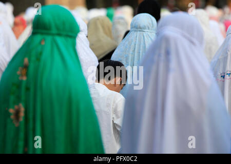 Bogor, Indonesia. Il 22 agosto, 2018. Indonesiano la preghiera musulmana durante l'Eid al-Adha festa, a Bogor Università Agricola (IPB) Bogor, West Java, Indonesia. Eid al-Adha è il santissimo giorno di due feste Musulmane celebrato ogni anno, segnando l'annuale pellegrinaggio musulmano (Hajj) per visitare Mecca, il luogo più sacro dell'Islam. Musulmani di macellazione animali sacrificali e dividere la carne per famiglie, amici e persone povere in stato di bisogno. Credito: Adriana Adinandra/Pacific Press/Alamy Live News Foto Stock