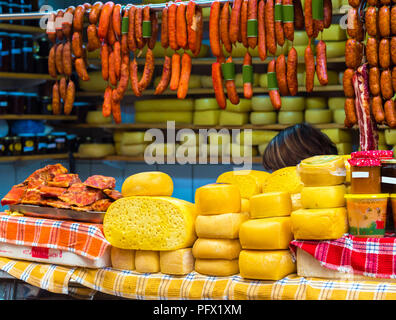 Contatore con prodotti nel mercato locale, Puerto Montt, Cile Foto Stock