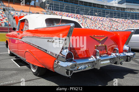 CONCORD, NC - Aprile 5, 2018: UN 1957 Chevy Bel Air cabrio automobile sul display in Pennzoil AutoFair Classic Car Show a Charlotte velocità motore Foto Stock