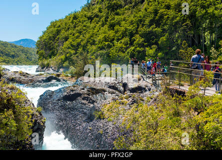 PATAGONIA, Cile - 4 gennaio 2018: cascata nel parco nazionale Vicente Perez Rosales Foto Stock