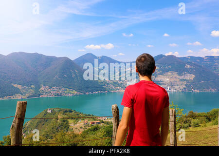 Escursionista uomo in piedi ammirando una cima vista guardando fuori sulle lontane gamme di montagne e valli in un sano stile di vita attivo concept Foto Stock