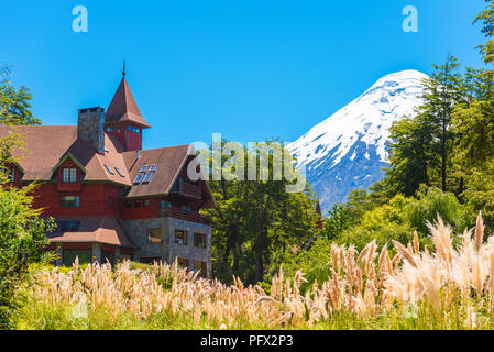 Costruzione in legno sullo sfondo delle montagne, Patagonia, Cile, America del Sud. Copia spazio per il testo Foto Stock