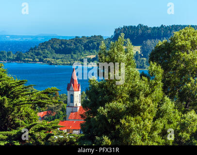 Veduta della chiesa sullo sfondo del fiume, Puerto Octay, Cile. Copia spazio per il testo Foto Stock