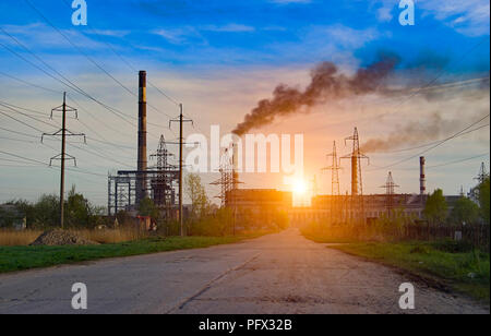 Pipe della centrale a energia termica contro il cielo blu Foto Stock