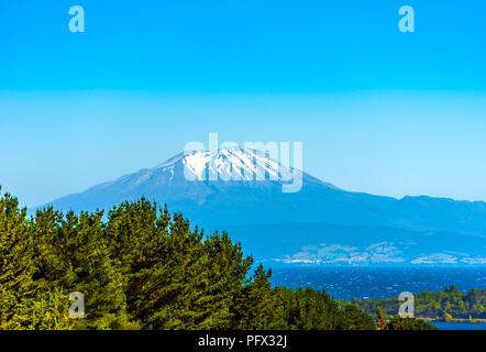 Vista del Vulcano Calbuco, Puerto Octay, Cile. Copia spazio per il testo Foto Stock