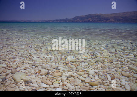 Ciottoli visto attraverso acqua cristallina su una spiaggia nei pressi di Valona Albania, Foto Stock