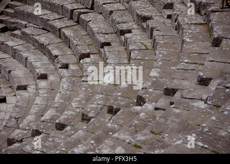 Giugno 2014 - fasi di greco antico anfiteatro romano di Buthrotum (Butrinto), l'Albania; è inclusa nella lista UNESCO dei siti del Patrimonio Mondiale Foto Stock